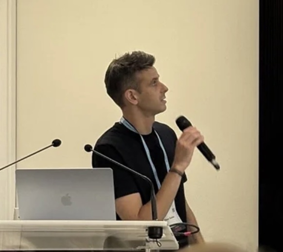 Oliver Green speaking about AI and marketing at a travel industry event